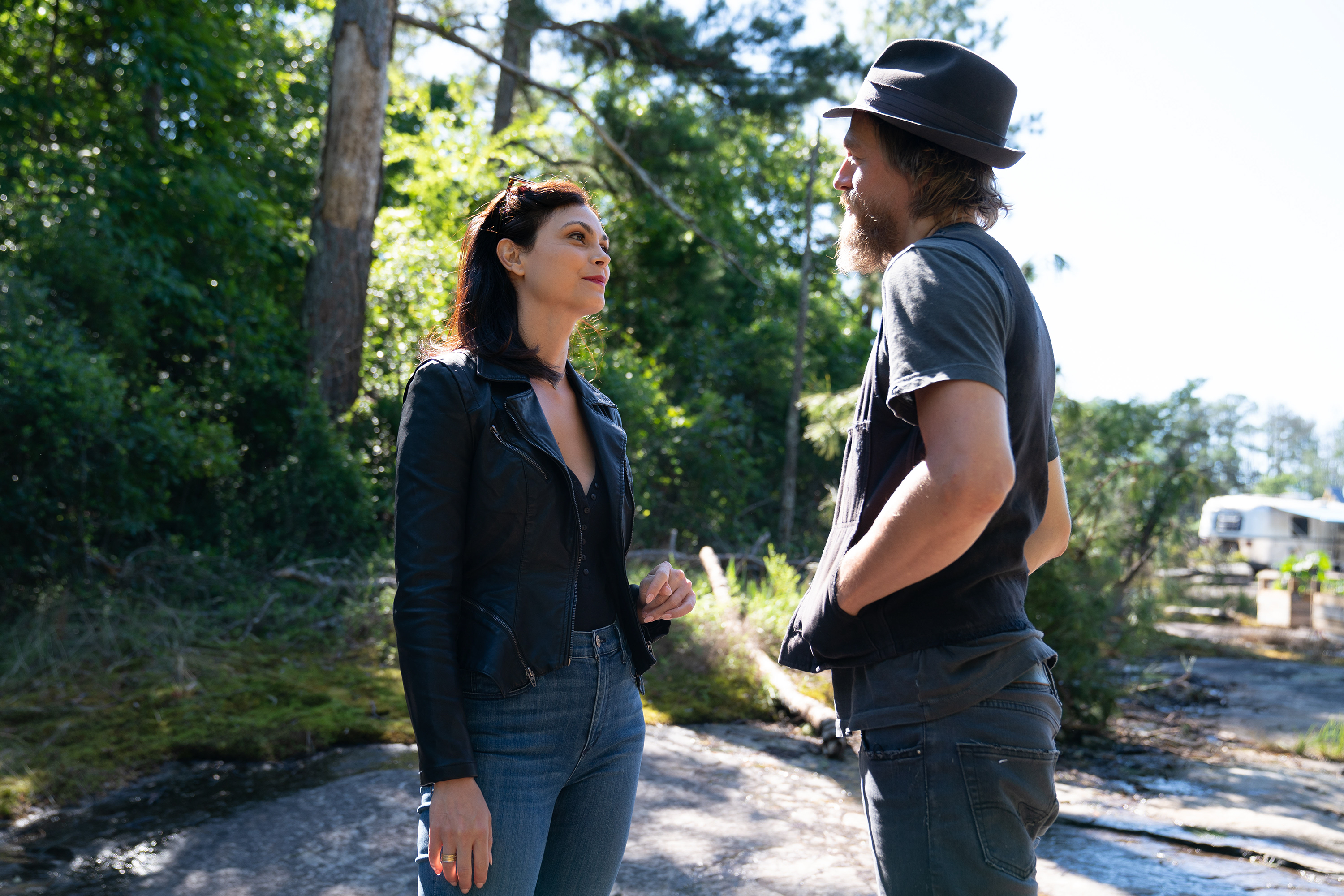 (L to R) Morena Baccarin and Charlie Hunnam in 'Last Looks'