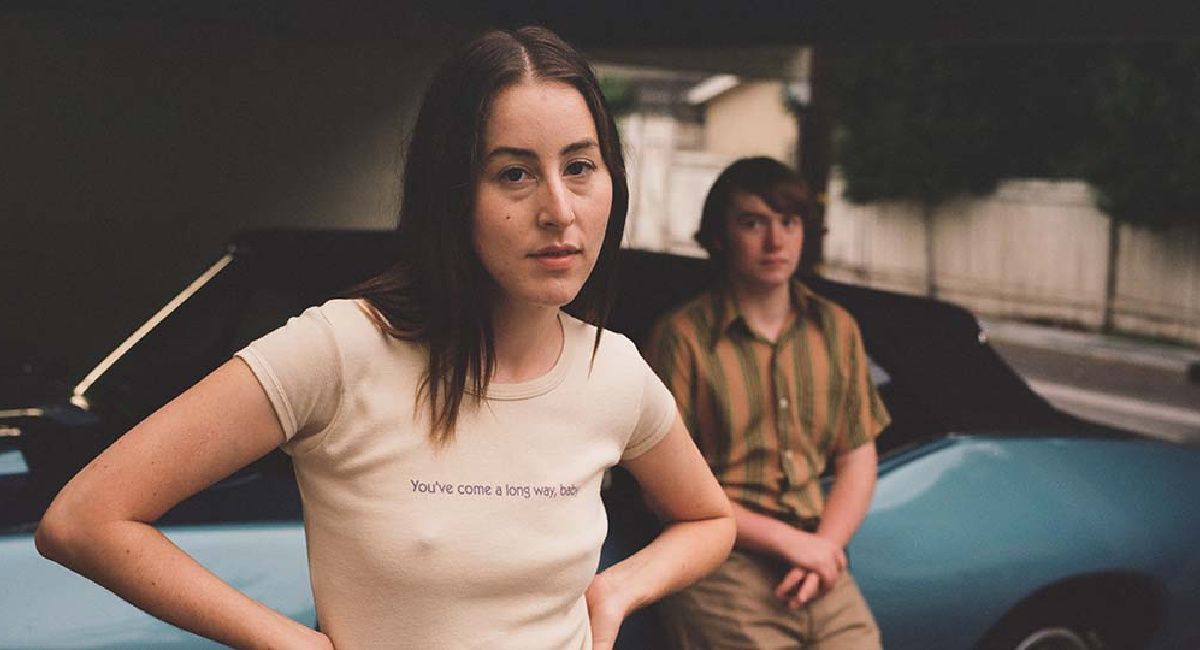 (L to R) Alana Haim and Cooper Hoffman in 'Licorice Pizza'