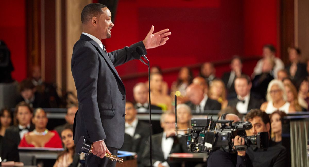 Will Smith accepts the Oscar