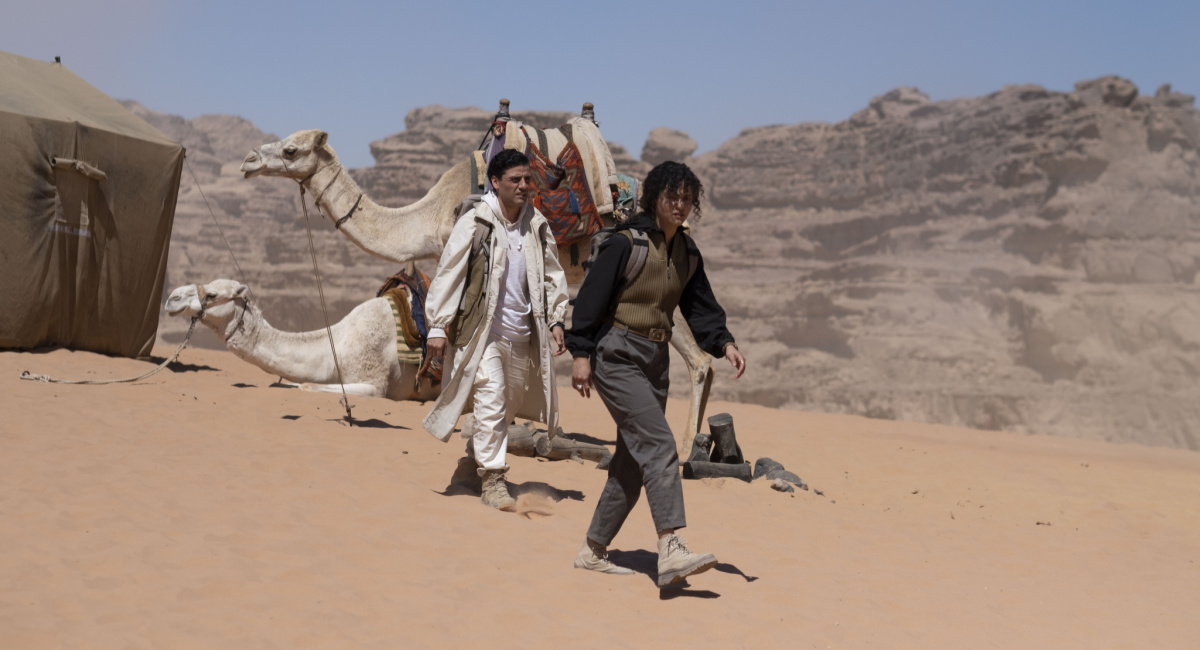 Oscar Isaac and May Calamawy walking through dessert