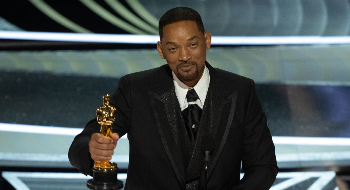 Will Smith accepts the Oscar