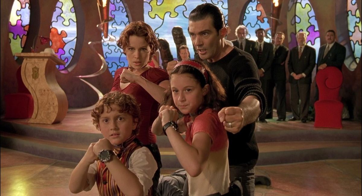 Carla Gugino as Ingrid Cortez, Daryl Sabara as Juni Cortez, Antonio Banderas as Gregorio Cortez, and Alexa Vega as Carmen Cortez in 2001's 'Spy Kids.