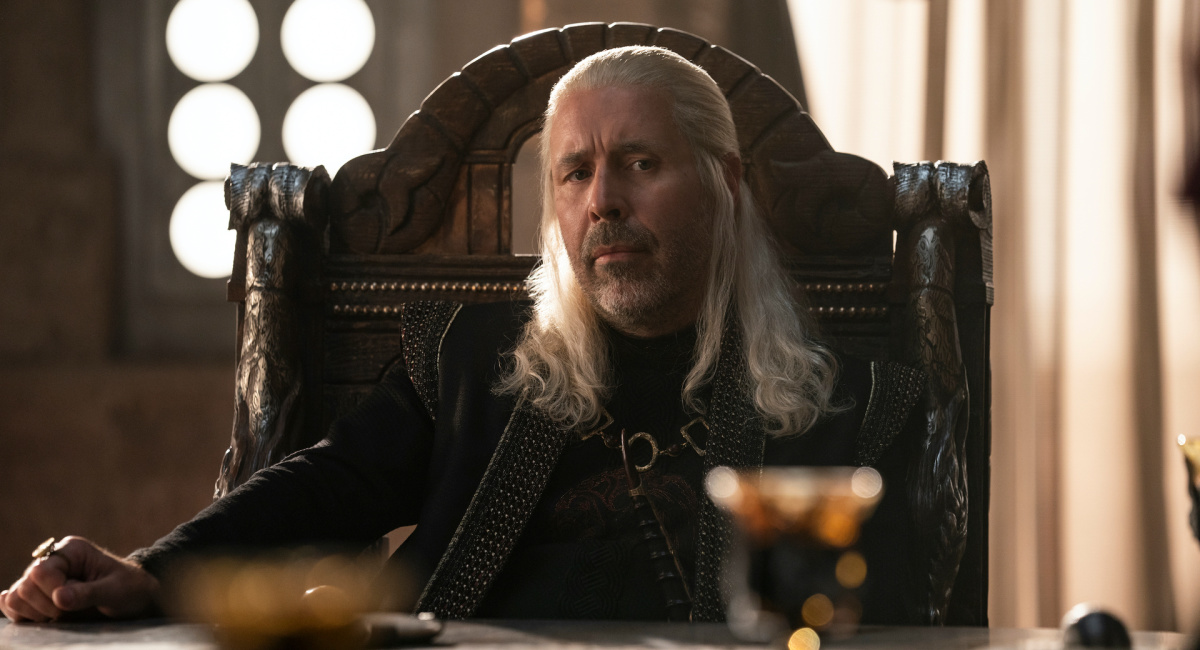 Paddy Considine como Rei Viserys Targaryen em 'Dragon House'.