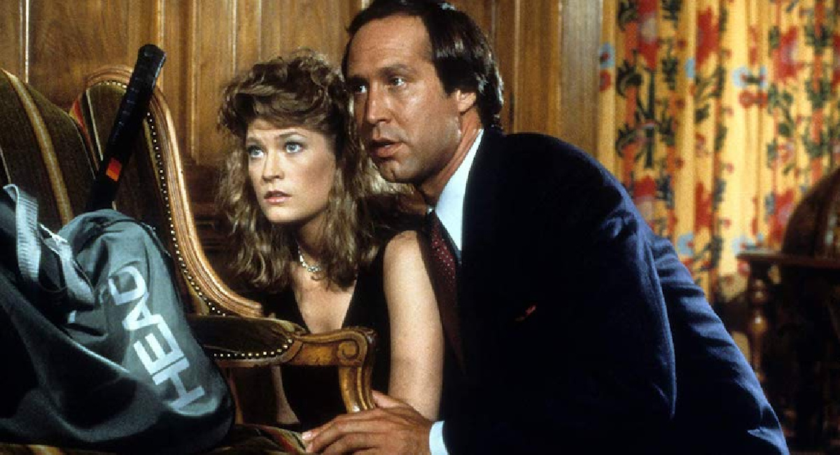 Dana Wheeler-Nicholson e Chevy Chase nel film Fletch del 1985.