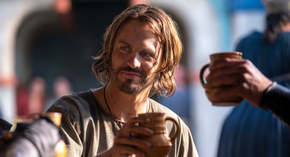 Charlie Vickers (Halbrand) in Prime Video's 'The Lord of the Rings: The Rings of Power.'