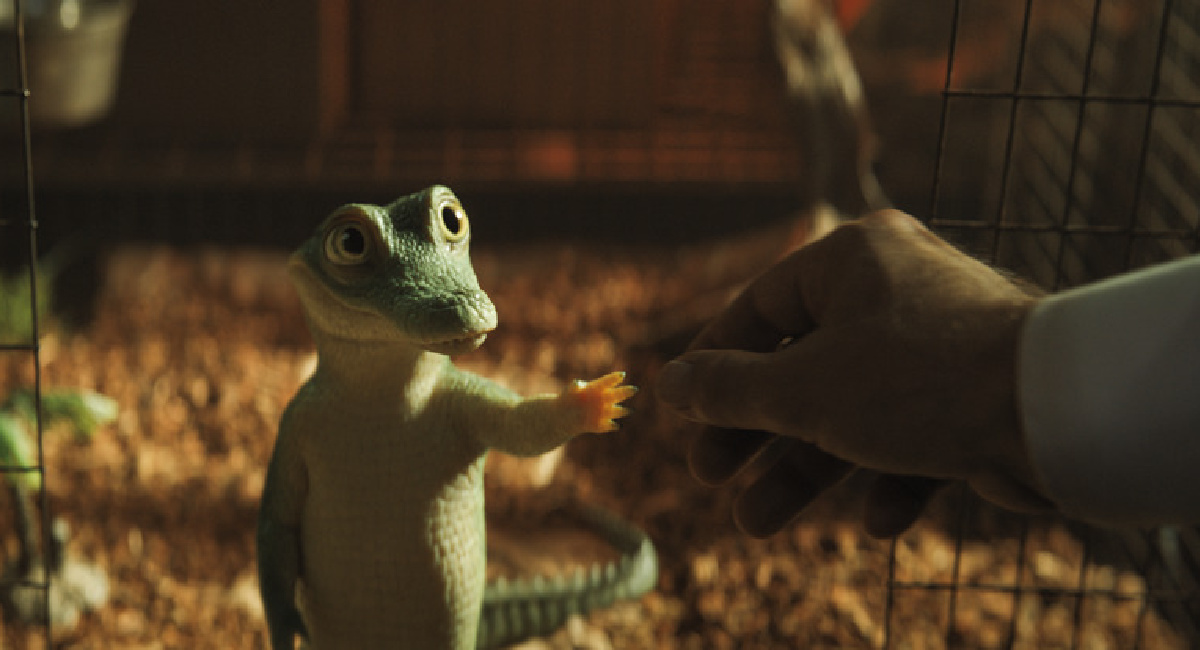 Lyle meets Hector P. Valenti (Javier Bardem) for the first time in Columbia Pictures ‘Lyle, Lyle, Crocodile.'