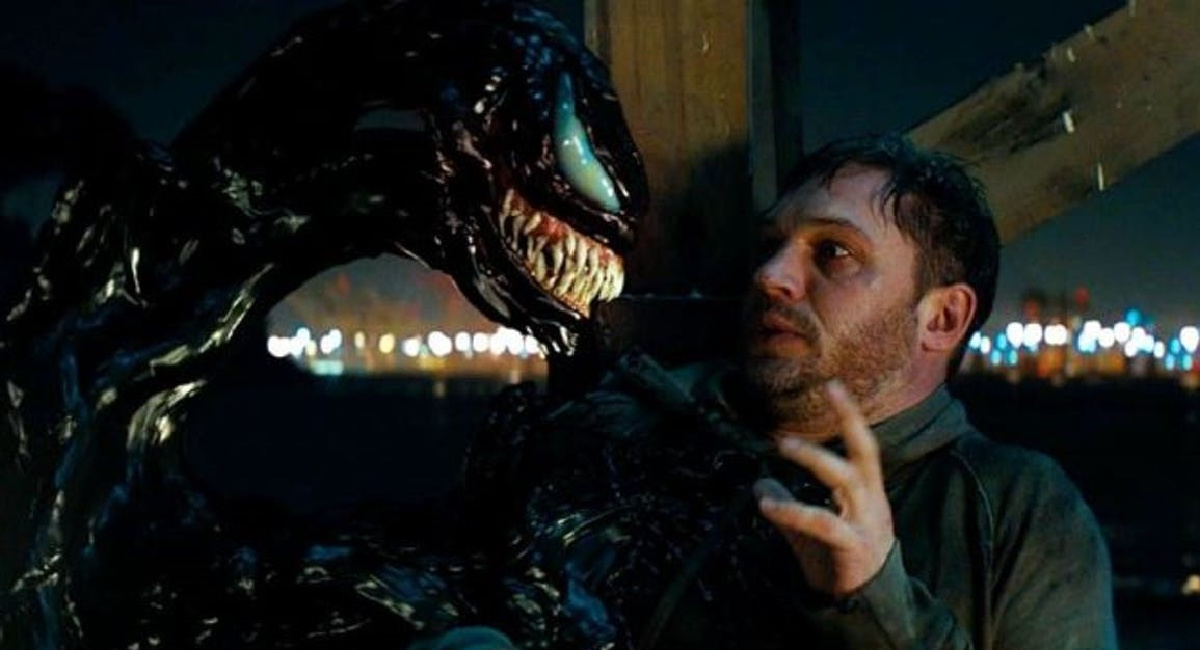 Tom Hardy como Eddie Brock e Venom em 2018 'Venom'.