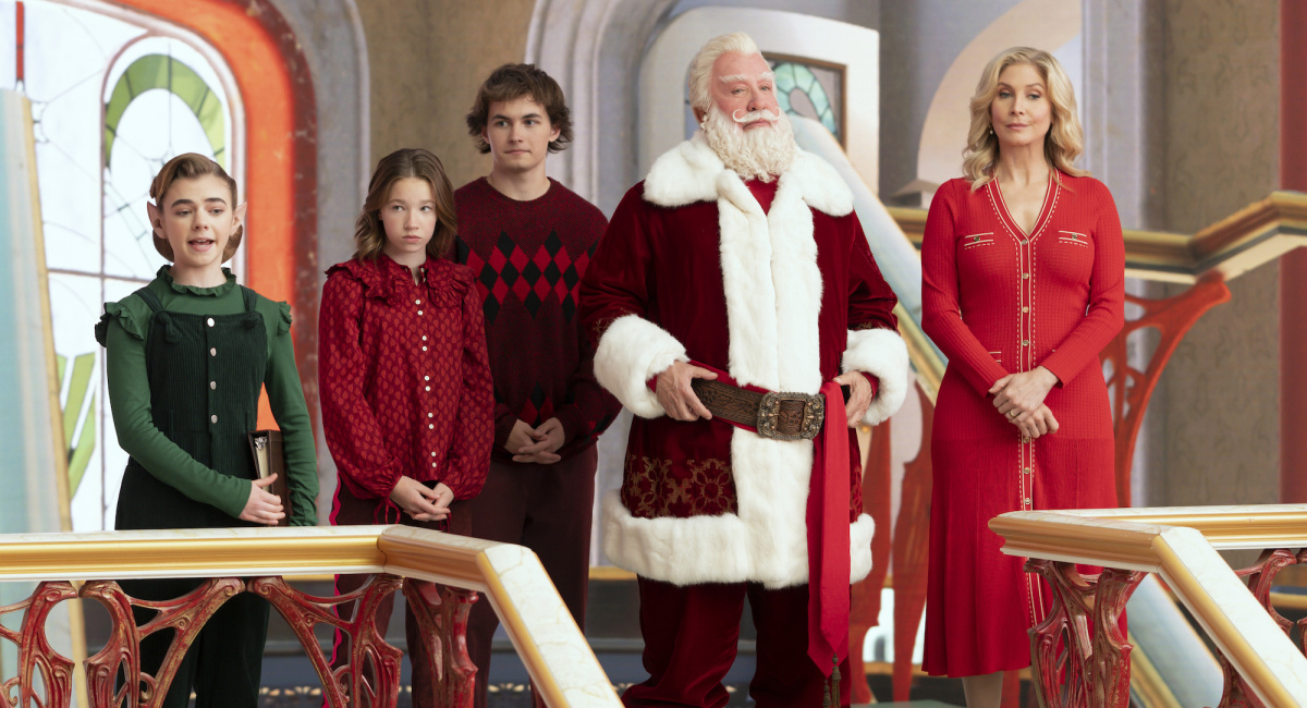 Matilda Lawler, Elizabeth Allen- Dick, Austin Kane, Tim Allen, Elizabeth Mitchell in 'The Santa Clauses.'