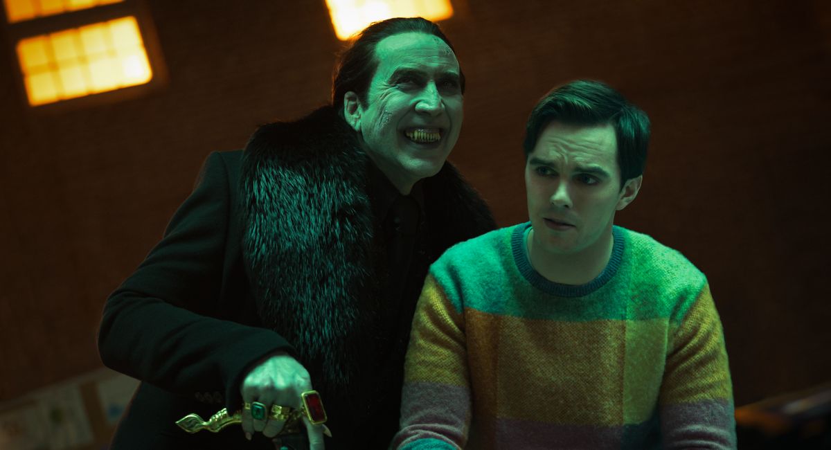 Nicolas Cage como Conde Drácula e Nicholas Hoult como Renfield em 'Renfield' do diretor Chris McKay.