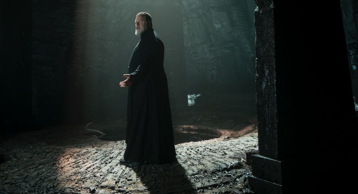 Russell Crowe como el Padre Gabriel Amort en Sony Pictures' 'El Papa'.