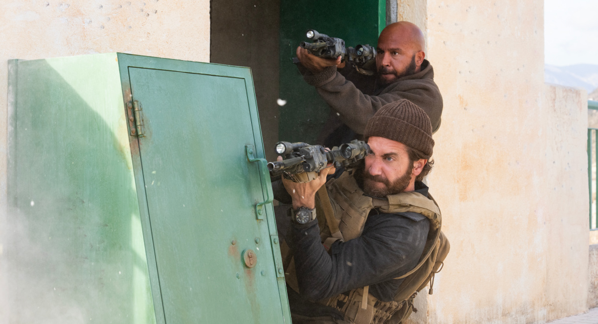 Dar Salim como Ahmed y Jake Gyllenhaal como el sargento.  John Kinley en 'El Testamento'.