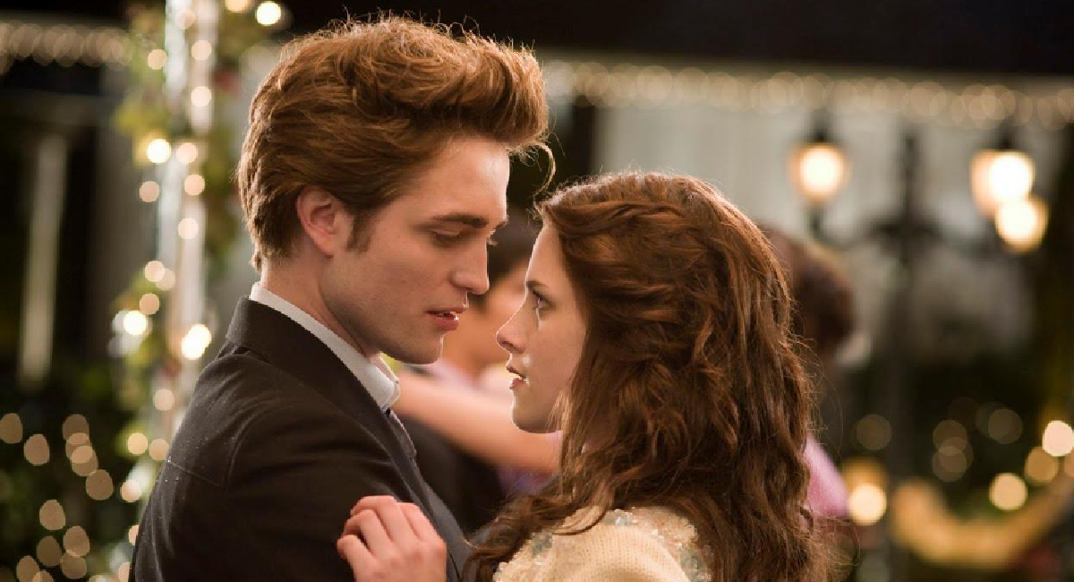 Robert Pattinson and Kristen Stewart star in 'Twilight.'