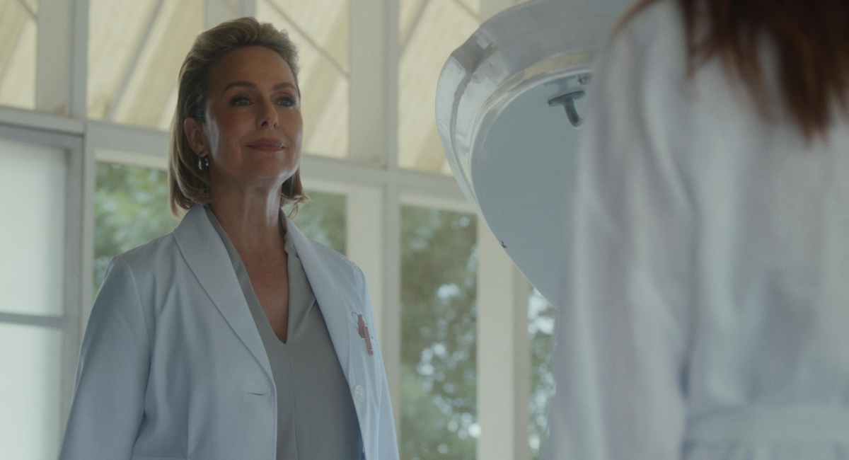Melora Hardin como Dra. Elizabeth Simmons em 'Clock' do Hulu.