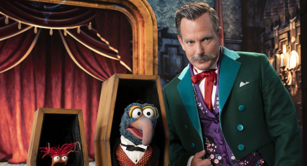Pepe the King Prawn, Gonzo, and Will Arnett in 'Muppets Haunted Mansion.'