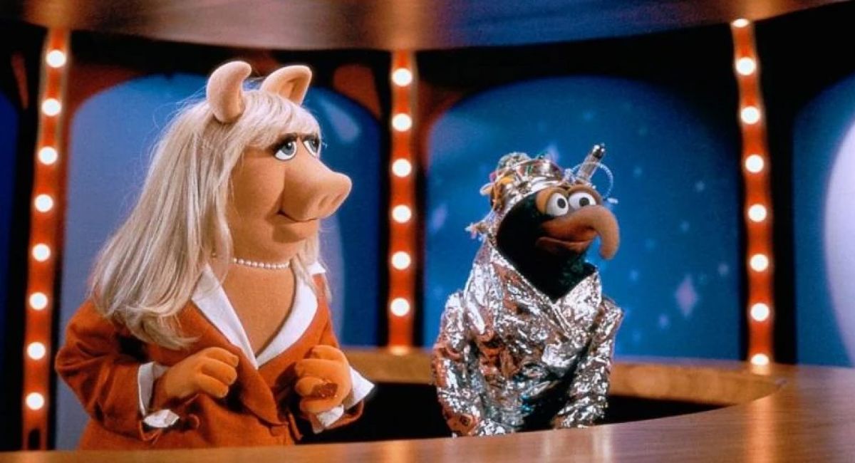 Miss Piggy and Gonzo in 1999's 'Muppets from Space.'