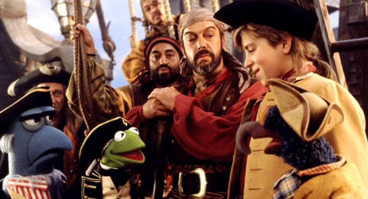 Sam the Eagle, Kermit the Frog, Tim Curry, Kevin Bishop, and Gonzo in 1996's 'Muppet Treasure Island.'