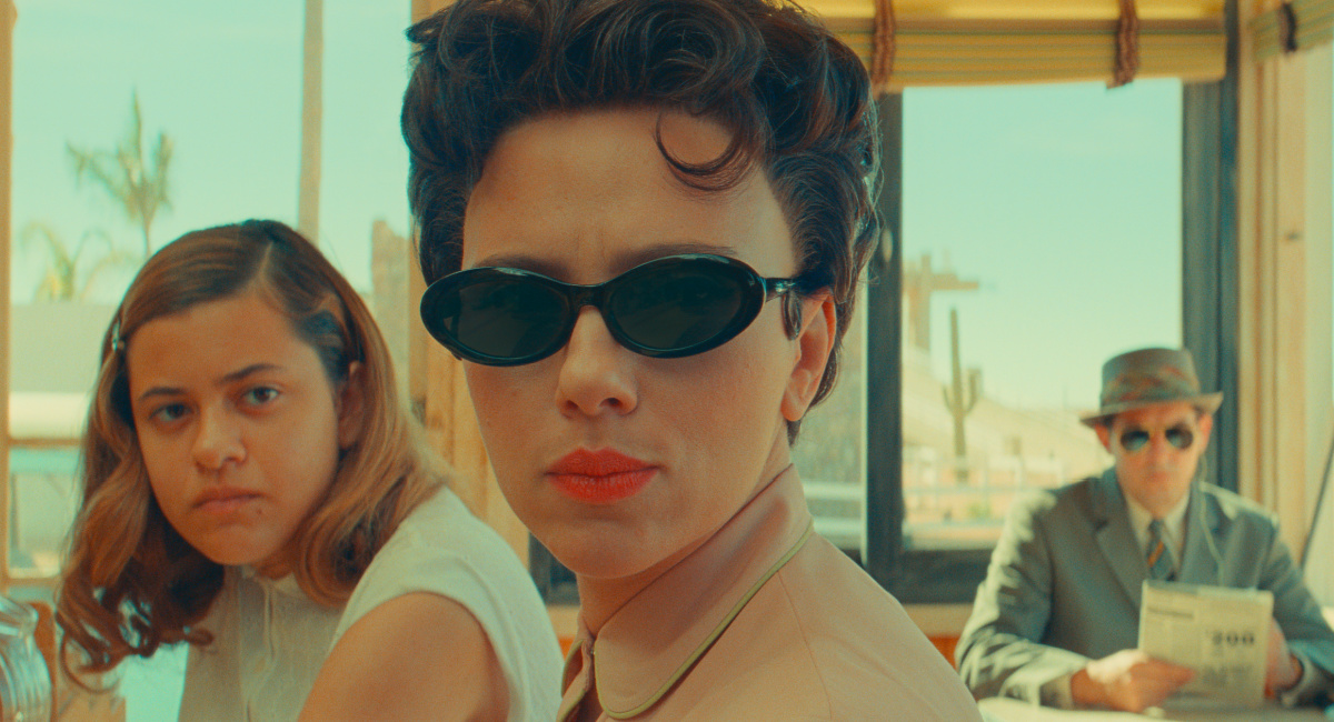 Grace Edwards como Dinah, Scarlett Johansson como Midge Campbell e Damien Bonnaroo como Guarda-costas/Chauffeur em 'Asteroid City', do escritor/diretor Wes Anderson, o lançamento da Focus Features.