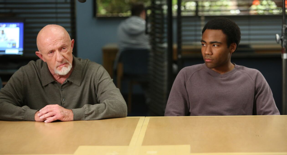 Jonathan Banks como Professor Buzz Hickey e Donald Glover como Troy Barnes em 'Community' da NBC.