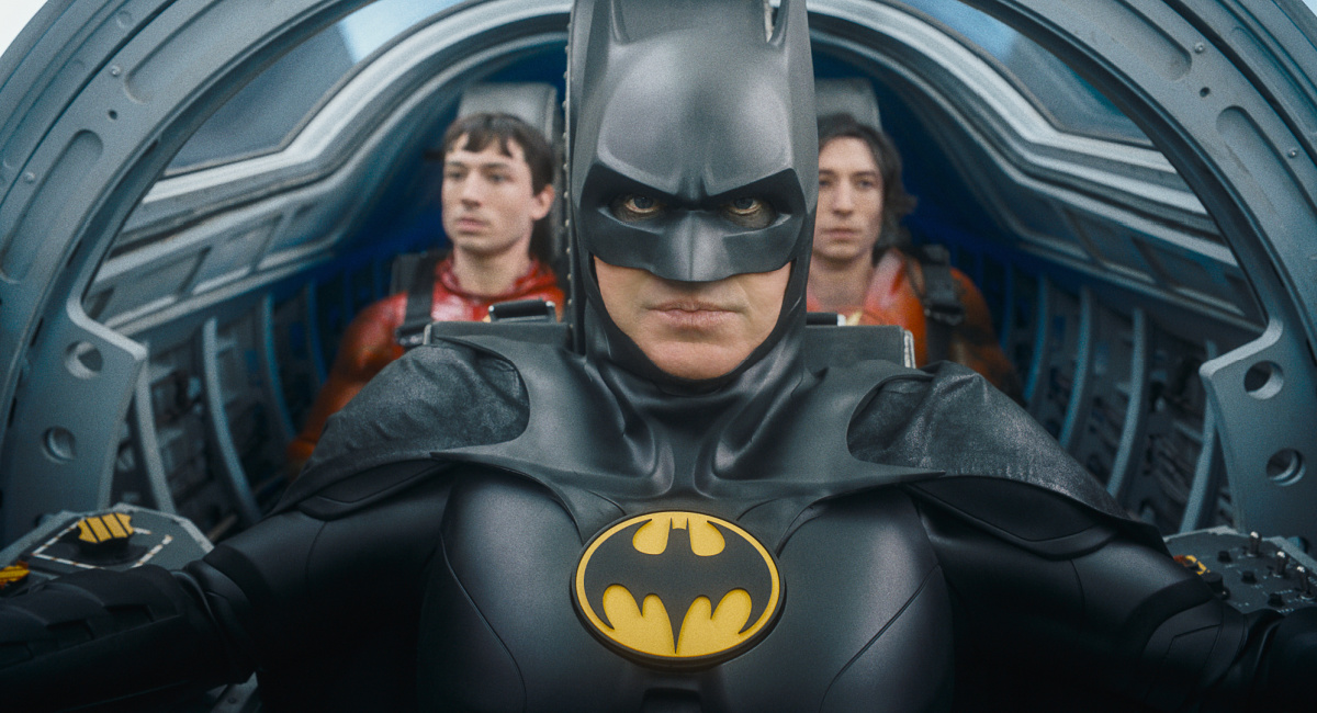 Ezra Miller como The Flash, Michael Keaton como Batman e Ezra Miller como The Flash na aventura de ação da Warner Bros. Pictures 'THE FLASH', um filme da Warner Bros.  Liberação de fotos.