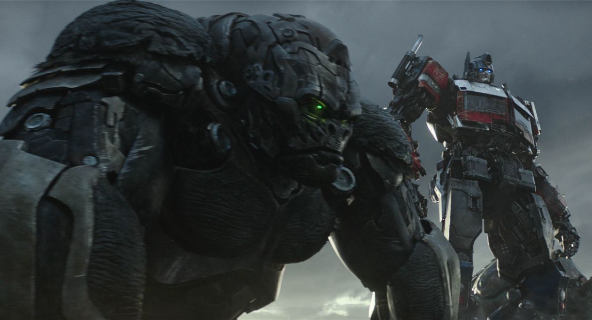 Optimus Primal e Optimus Prime em 'Transformers: Rise of the Beasts'.