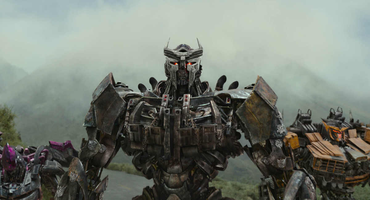 Bat, Stormtrooper e Battle Trap em 'Transformers: Rise of the Beasts'.