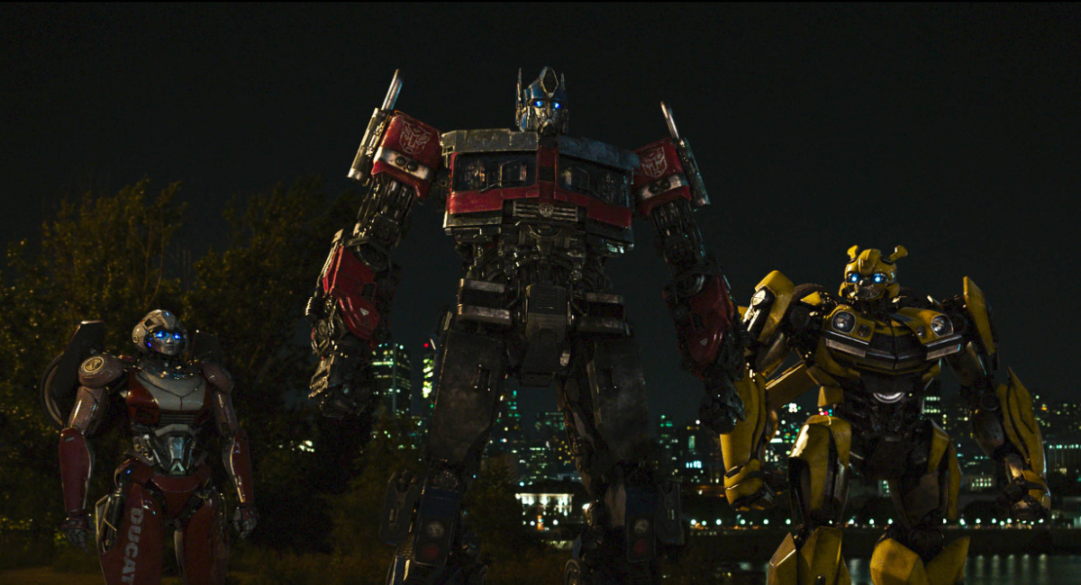 Arcee, Optimus Prime e Bumblebee em 'Transformers: Rise of the Beasts'.