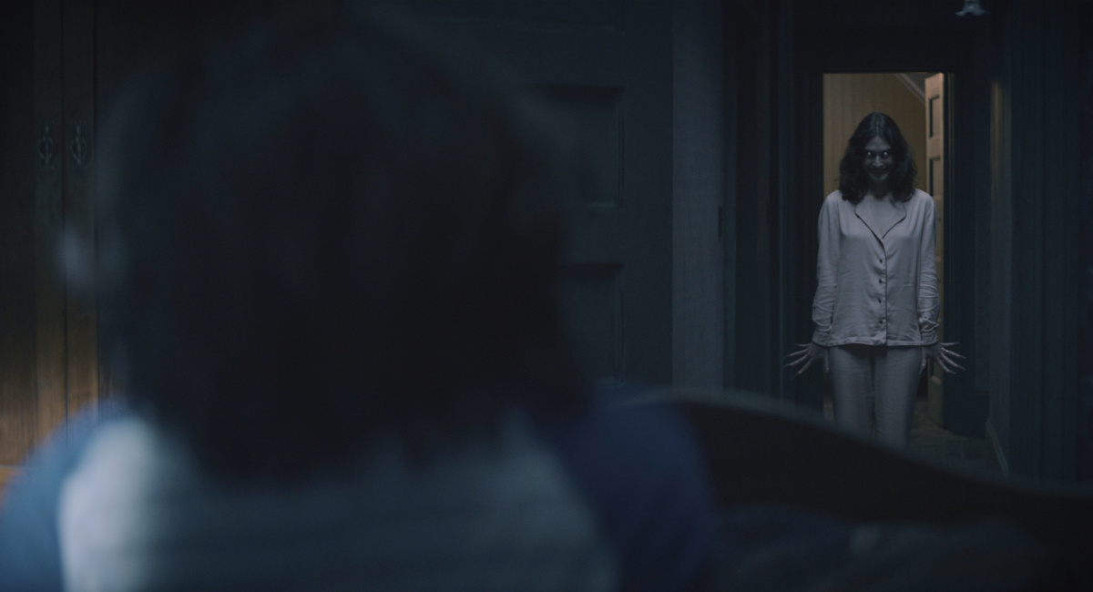 Lizzie Caplan como Carol no filme de terror/suspense 'Cobweb', um lançamento da Lionsgate.