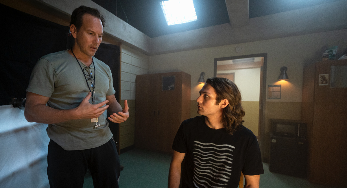 O diretor/ator Patrick Wilson e Ty Simpkins no set de 'Insidious: The Red Door' na ScreenGames.