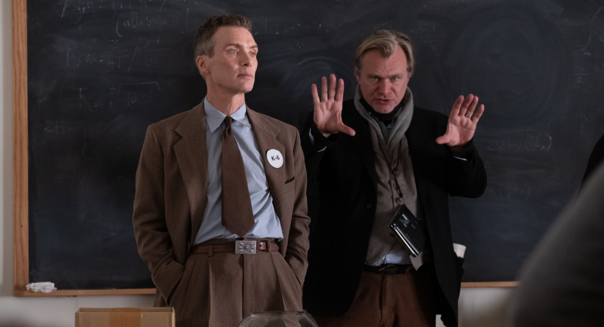 Cillian Murphy (como J. Robert Oppenheimer) e o escritor, diretor e produtor Christopher Nolan no set de 'Oppenheimer'.