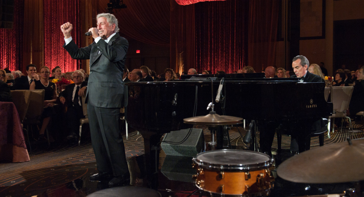 Singer Tony Bennett serenades Honorary Award recipient Eli Wallach during the 2010 Governors Awards in the Grand Ballroom at Hollywood & Highland in Hollywood, CA, Saturday, November 13.