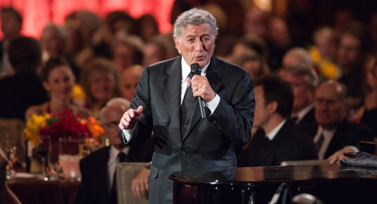 Singer Tony Bennett serenades Honorary Award recipient Eli Wallach during the 2010 Governors Awards in the Grand Ballroom at Hollywood & Highland in Hollywood, CA, Saturday, November 13.