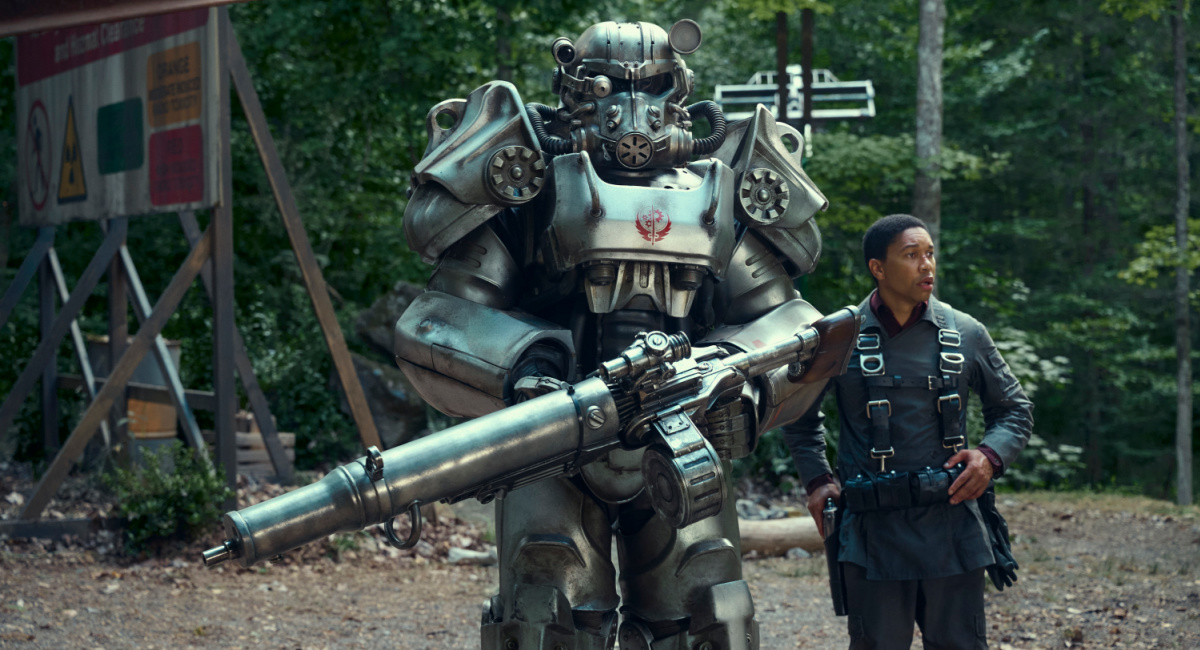 Power Suit and Aaron Moten as Maximus in 'Fallout.'