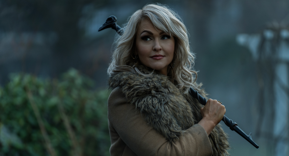Jenn Lyon as Esther Finch in episode 1 of 'Dead Boy Detectives.'
