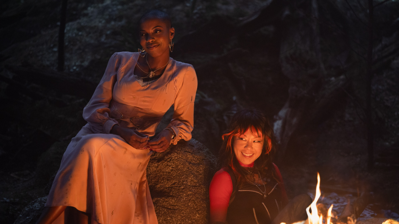 (L to R) Jennifer Kale (Sasheer Zamata) and Ali Ahn (Alice Wu-Gulliver) in Marvel Television's 'Agatha All Along', exclusively on Disney+. Photo by Chuck Zlotnick. © 2024 Marvel.