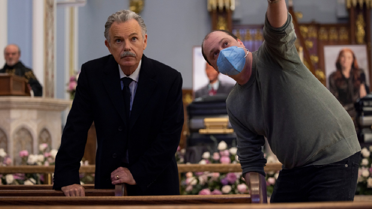 (L to R) Bruce Greenwood as Roderick Usher, Executive Producer/Director Mike Flanagan in 'The Fall of the House of Usher.' Photo: Eike Schroter/Netflix © 2023.