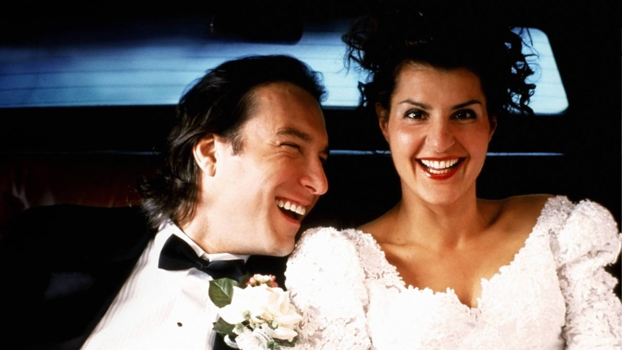 (L to R) John Corbett and Nia Vardalos in 'My Big Fat Greek Wedding'. Photo: IFC Films.