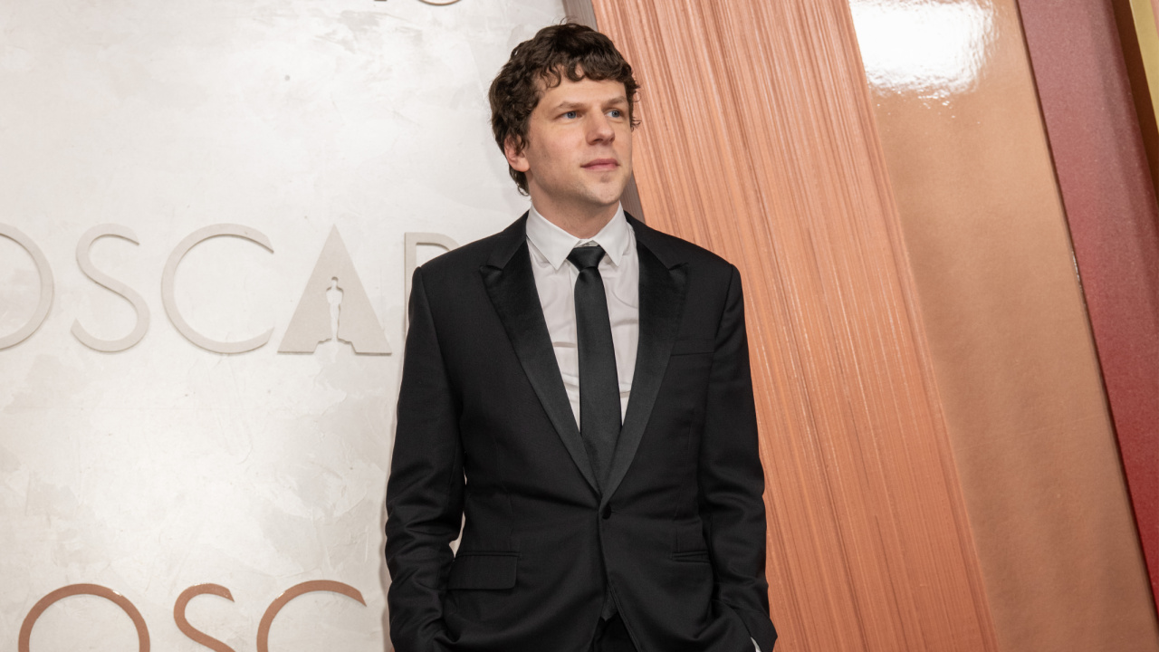 Jesse Eisenberg arrives on the red carpet of the 97th Oscars® at the Dolby® Theatre at Ovation Hollywood on Sunday, March 2, 2025. Credit/Provider: Etienne Laurent / The Academy. Copyright: ©A.M.P.A.S.