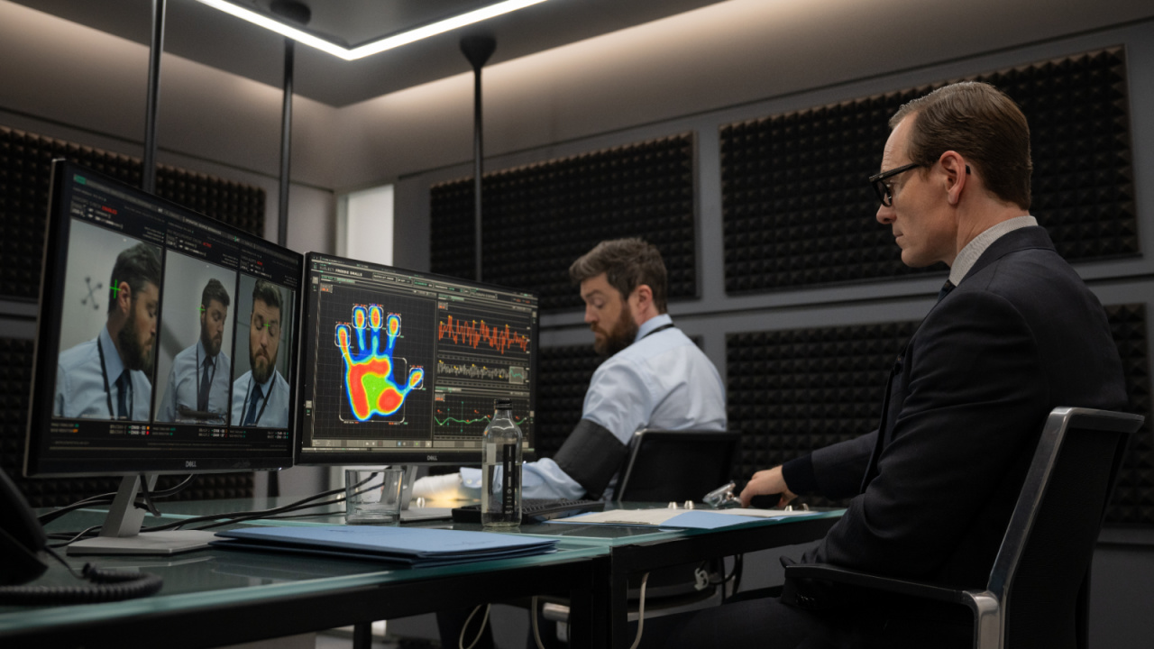 (L to R) Tom Burke as Freddie Smalls and Michael Fassbender as George Woodhouse in director Steven Soderbergh's 'Black Bag', a Focus Features release. Credit: Claudette Barius/Focus Features © 2025 All Rights Reserved.