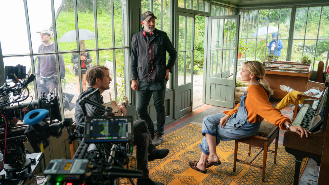 (L to R) Co-writer/actor Tom Basden, director James Griffiths and actor Carey Mulligan on the set of 'The Ballad of Wallis Island', a Focus Features release. Photo credit: Alistair Heap/Focus Features. ©2025 All Rights Reserved.