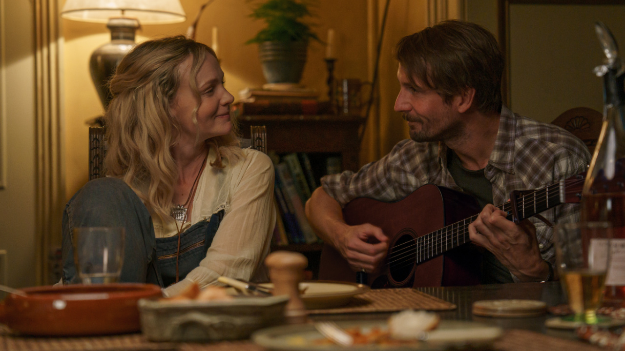 (L to R) Carey Mulligan as Nell Mortimer and Tom Basden as Herb McGwyer in director James Griffiths' 'The Ballad of Wallis Island', a Focus Features release. Photo credit: Alistair Heap/Focus Features. ©2025 All Rights Reserved.