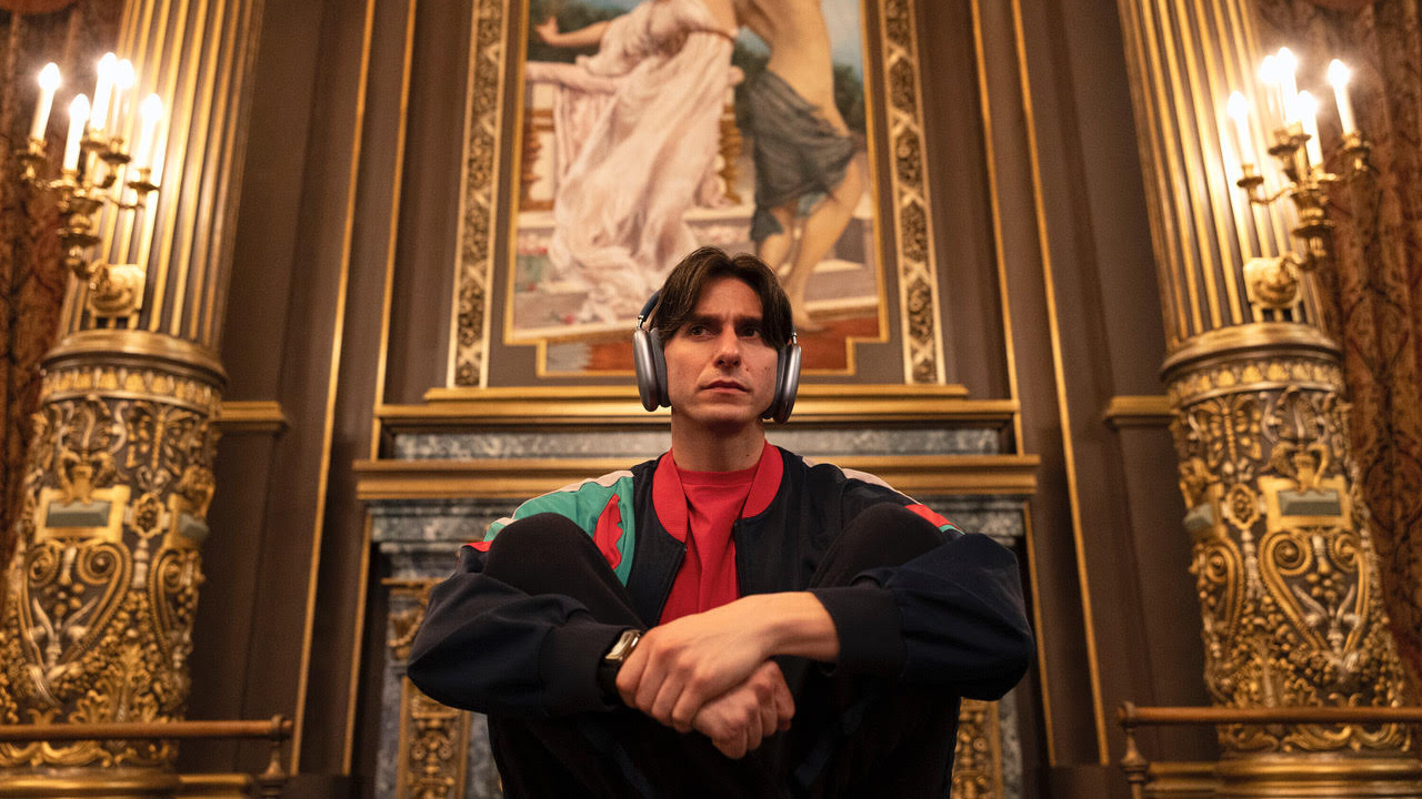 Gideon Glick as Tobias Bell in 'Étoile'. Credit: Philippe Antonello/Prime Video.