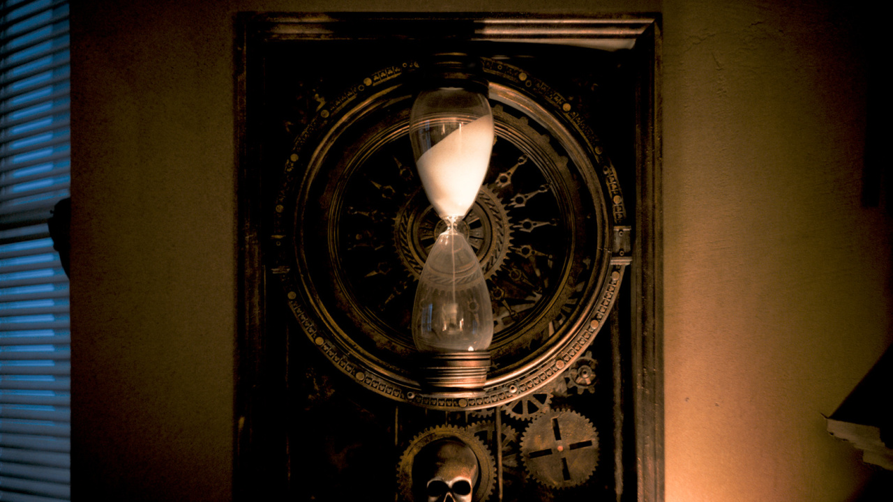 The hourglass resets each night in 'Until Dawn'. Photo: Sony Pictures. Photo: Kerry Brown. © 2024 Screen Gems, Inc. and TSG Entertainment II LLC. All Rights Reserved.