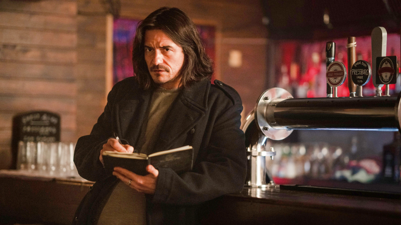 Orlando Bloom as Marlon in Bryce Dallas Howard as Kat in 'Deep Cover'. Credit: Peter Mountain / © 2025 Copertura Productions LTD. All Rights Reserved.
