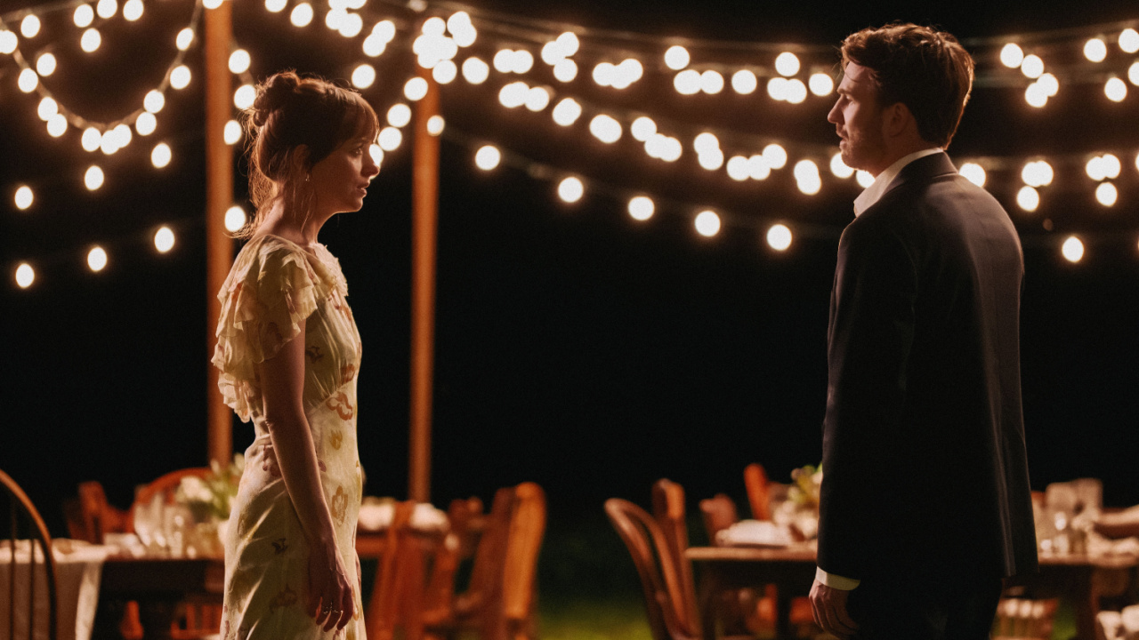 (L to R) Dakota Johnson and Chris Evans in 'Materialists'. Credit: Atsushi Nishijima.