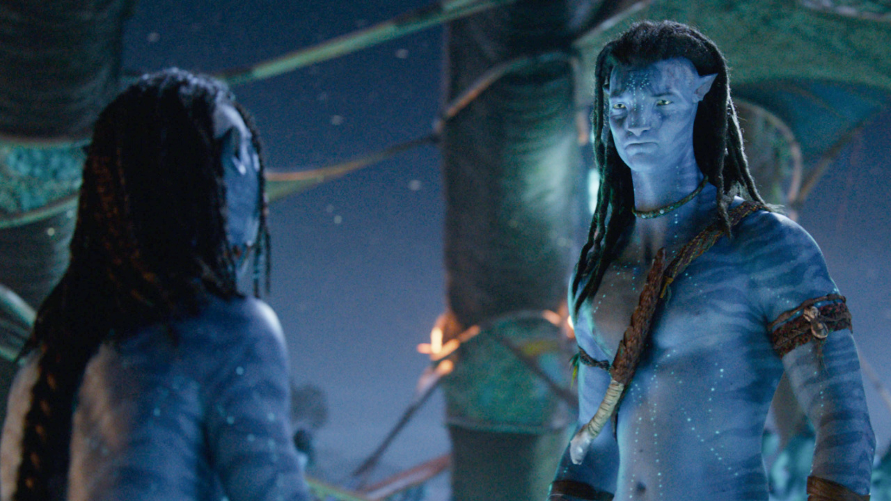 (L to R) Lo’ak (Britain Dalton) and Jake Sully (Sam Worthington) in 20th Century Studios' 'Avatar: Fire and Ash'. Photo courtesy of 20th Century Studios. © 2025 20th Century Studios. All Rights Reserved.