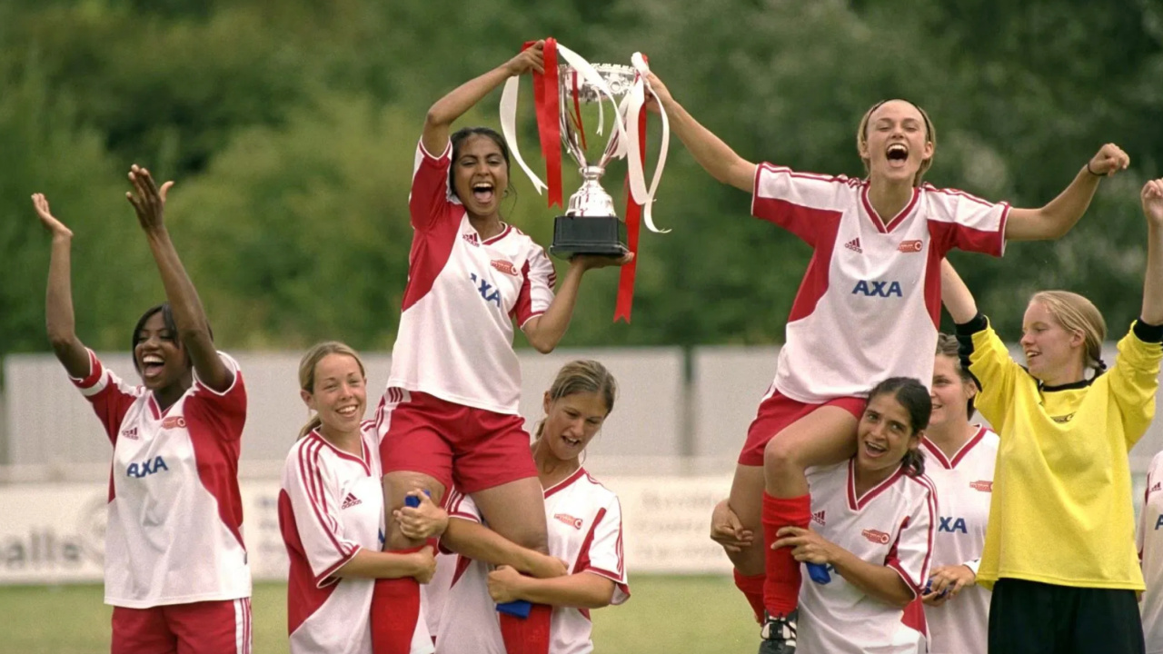 (L to R) Parminder Nagra and Keira Knightley in 'Bend It Like Beckham'. Photo: Fox Searchlight Pictures.