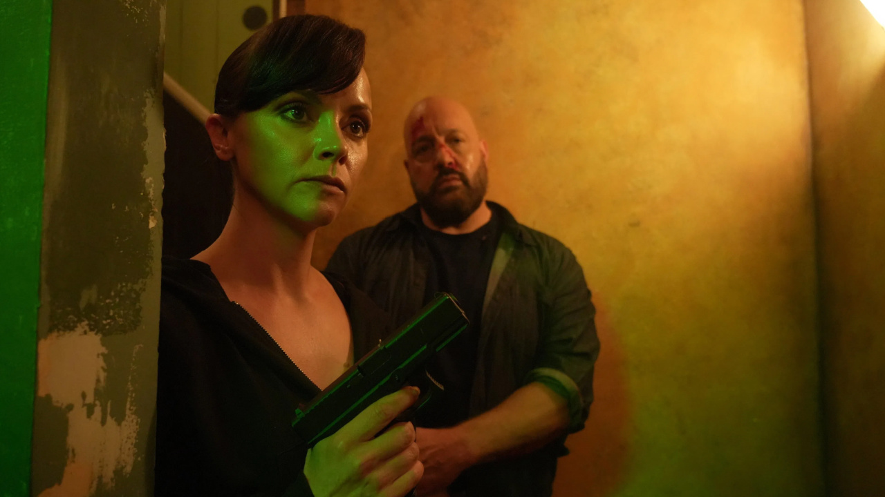 (L to R) Christina Ricci and Kevin James in 'Guns Up'. Photo: Vertical.