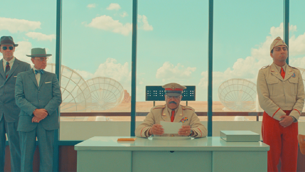 (L to R) Fisher Stevens, Jeffrey Wright, Tony Revolori, and Bob Balaban in director Wes Anderson's 'Asteroid City,' a Focus Features release. Credit: Courtesy of Pop. 87 Productions/Focus Features.