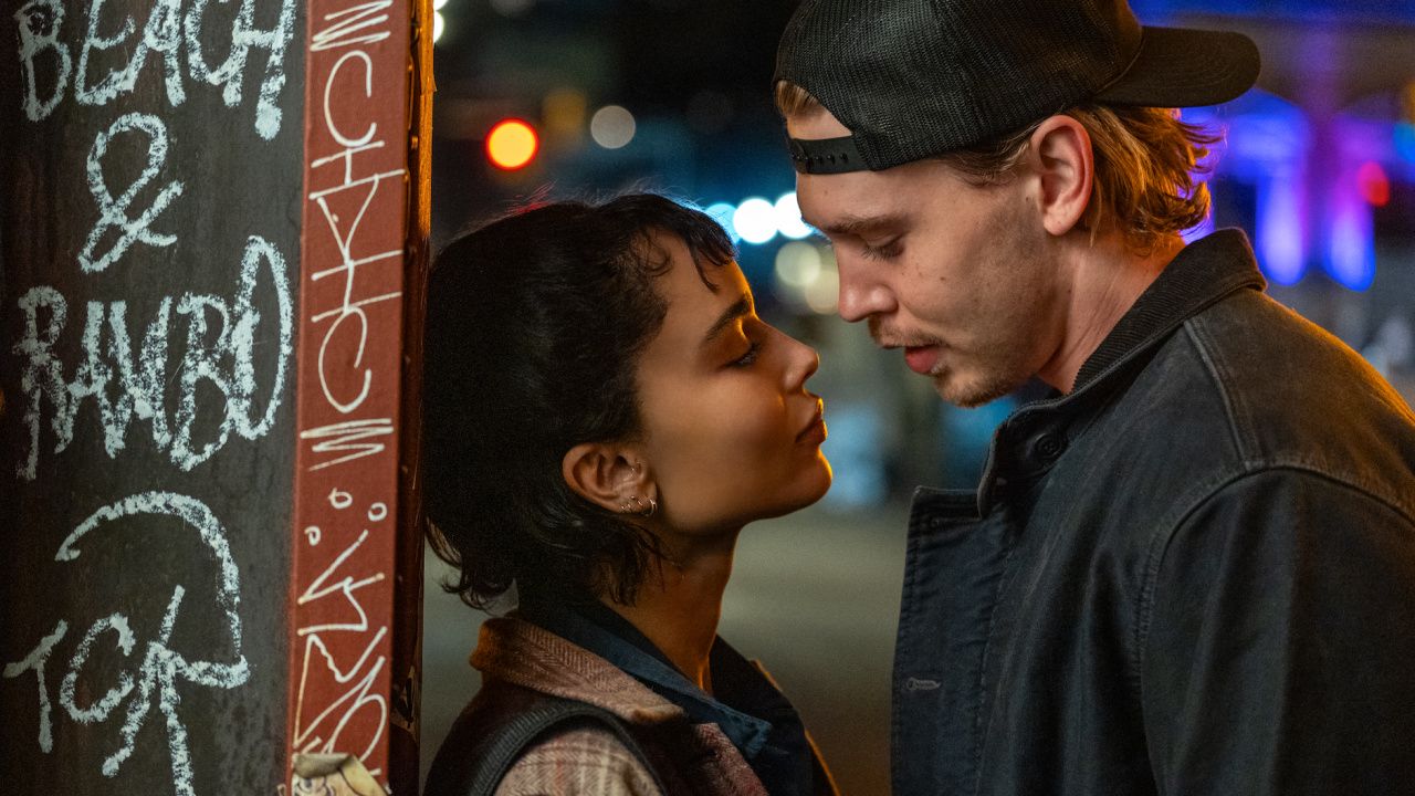 (L to R) Yvonne (Zoë Kravitz) and Hank (Austin Butler) have a moment outside a New York bar in Columbia Pictures 'Caught Stealing'. Photo: Niko Tavernise.© 2024 CTMG, Inc. All Rights Reserved. **ALL IMAGES ARE PROPERTY OF SONY PICTURES ENTERTAINMENT INC. FOR PROMOTIONAL USE ONLY. SALE, DUPLICATION OR TRANSFER OF THIS MATERIAL IS STRICTLY PROHIBITED.