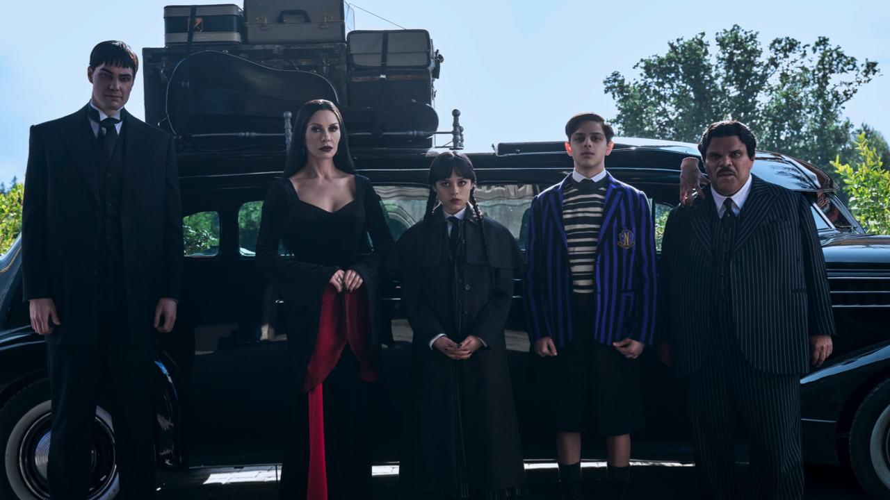 (L to R) Joonas Suotamo as Lurch, Catherine Zeta-Jones as Morticia Addams, Jenna Ortega as Wednesday, Isaac Ordonez aș Pugsley Addams, Thing, Luis Guzmán as Gomez Addams in episode 201 of ‘Wednesday’ Season 2. Photo: Helen Sloan/Netflix © 2025.